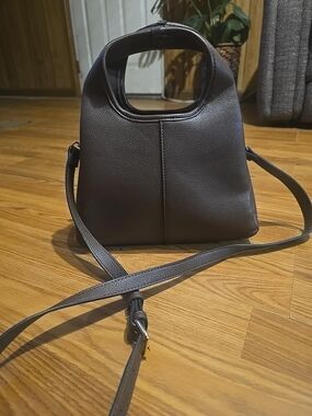 Sleek Brown Pebbled Shoulder Bag with Top Handle and Detachable Strap